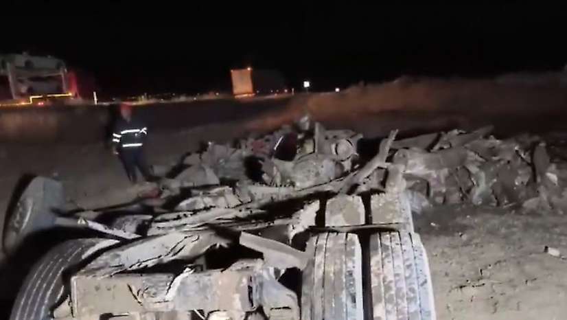 Doğubayazıt'ta virajı alamayan tır devrildi: Sürücü hayatını kaybetti