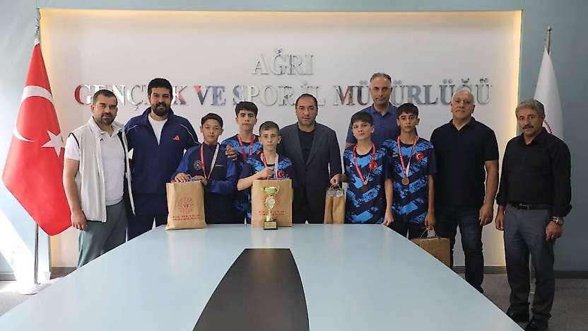 Ağrılı Badmintonculardan Mersin'de Gururlandıran Başarı
