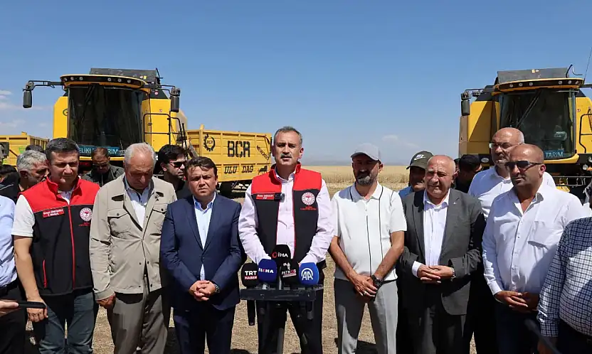 Ağrı'da Buğday Hasadı Başladı: Vali Bozkurt'tan Çiftçilere Bereket Mesajı