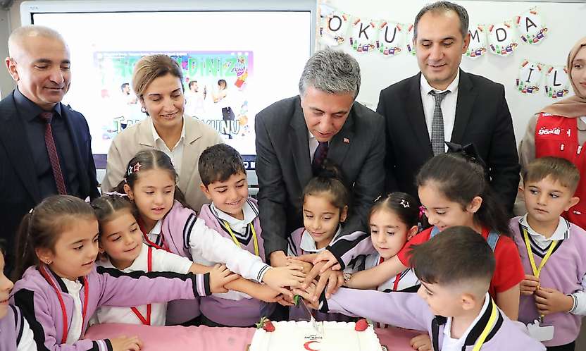 Ağrı Milli Eğitim Müdürü Çakan, Uyum Haftası kapsamında öğrencilerle bir araya geldi