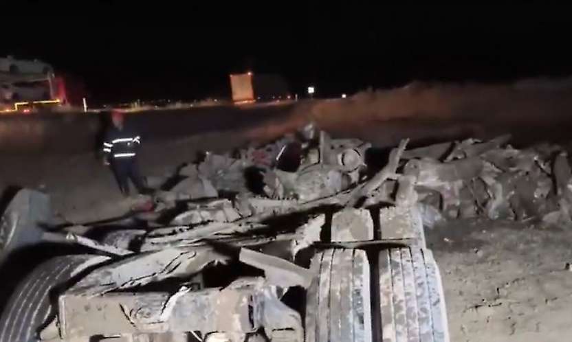 Doğubayazıt'ta virajı alamayan tır devrildi: Sürücü hayatını kaybetti