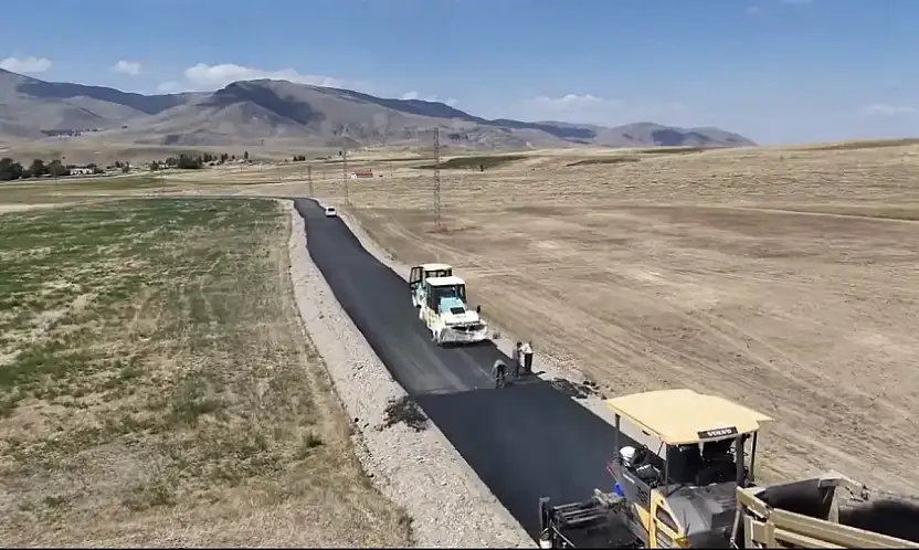 Taşlıçay'da köy yolları ve altyapı çalışmaları sürüyor