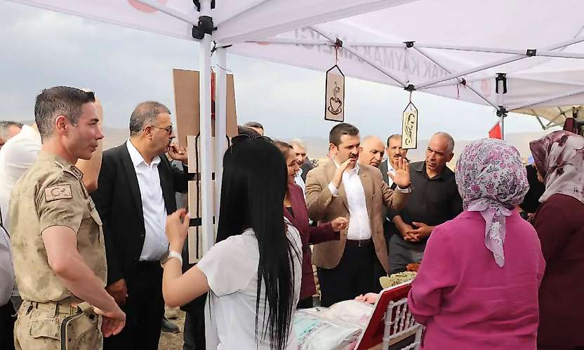Tutak Kültür Festivali'ne yoğun ilgi: Mahallî at yarışları nefes kesti